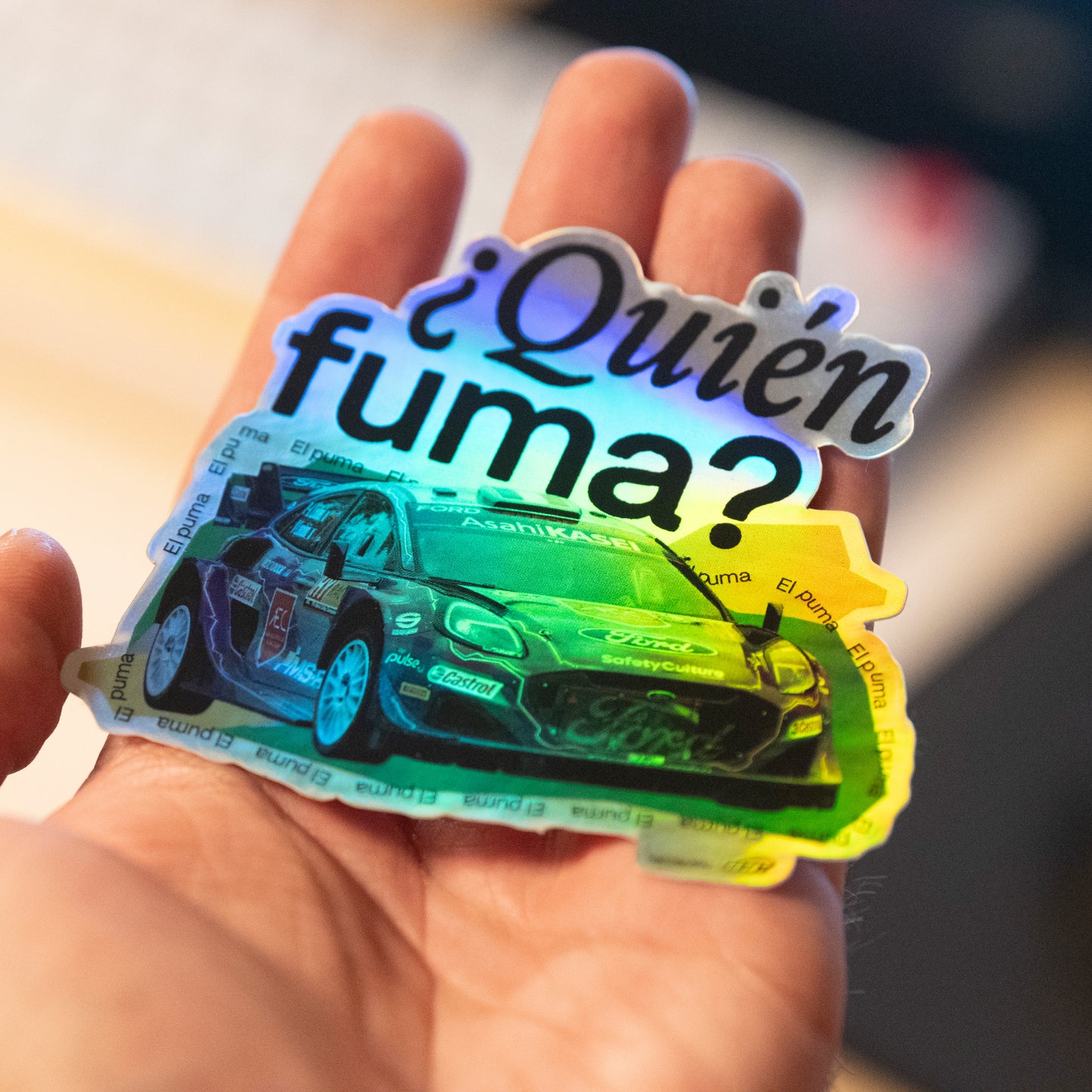 ¿Quién fvma? El Puma 2022 | Pegatina holográfica | 8x9 cm